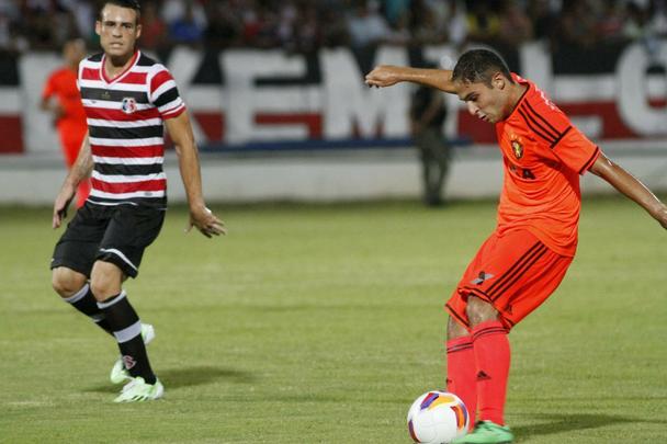 Jogando fora de casa, o Sport venceu o Santa Cruz por 3 a 0 na estreia oficial de ambos os clubes na temporada 2015. Os gols rubro-negros foram marcados por Danilo, de pnalti, e lber, duas vezes