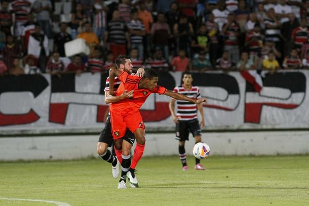 Jogando fora de casa, o Sport venceu o Santa Cruz por 3 a 0 na estreia oficial de ambos os clubes na temporada 2015. Os gols rubro-negros foram marcados por Danilo, de pnalti, e lber, duas vezes