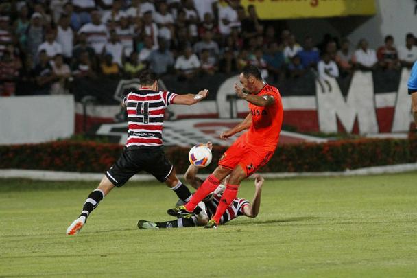 Jogando fora de casa, o Sport venceu o Santa Cruz por 3 a 0 na estreia oficial de ambos os clubes na temporada 2015. Os gols rubro-negros foram marcados por Danilo, de pnalti, e lber, duas vezes