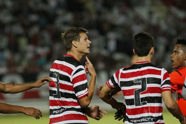 Jogando fora de casa, o Sport venceu o Santa Cruz por 3 a 0 na estreia oficial de ambos os clubes na temporada 2015. Os gols rubro-negros foram marcados por Danilo, de pnalti, e lber, duas vezes