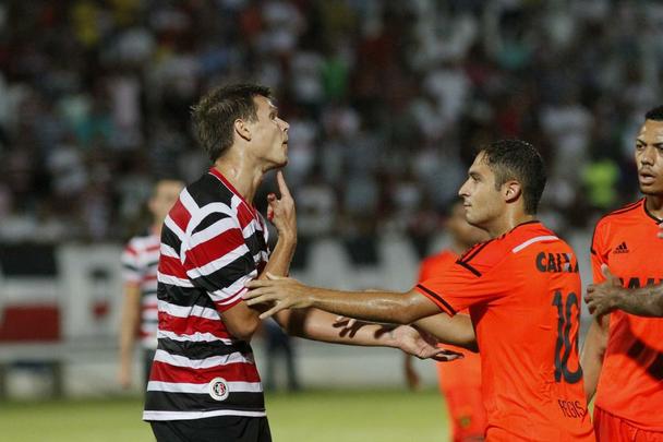 Jogando fora de casa, o Sport venceu o Santa Cruz por 3 a 0 na estreia oficial de ambos os clubes na temporada 2015. Os gols rubro-negros foram marcados por Danilo, de pnalti, e lber, duas vezes