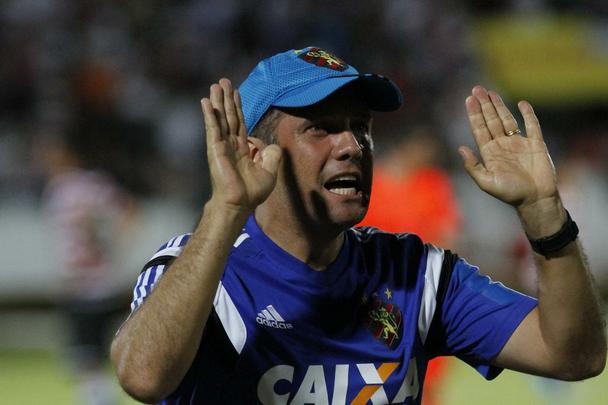 Jogando fora de casa, o Sport venceu o Santa Cruz por 3 a 0 na estreia oficial de ambos os clubes na temporada 2015. Os gols rubro-negros foram marcados por Danilo, de pnalti, e lber, duas vezes