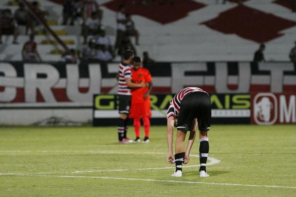 Jogando fora de casa, o Sport venceu o Santa Cruz por 3 a 0 na estreia oficial de ambos os clubes na temporada 2015. Os gols rubro-negros foram marcados por Danilo, de pnalti, e lber, duas vezes