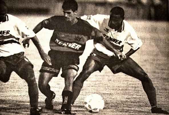 1997 - O Nordesto daquele ano tinha o formato 'mata-mata', e viu um Sport convincente na estreia: fora, o Rubro-negro venceu o Botafogo-PB por 4 a 1; Na volta, 3 a 0 na Ilha. Nas semis, diante do Bahia, o Leo no chegou a perder: empatou na ida por 0 a 0 e, na Ilha, 1 a 1. O gol fora classificou o Tricolor.
