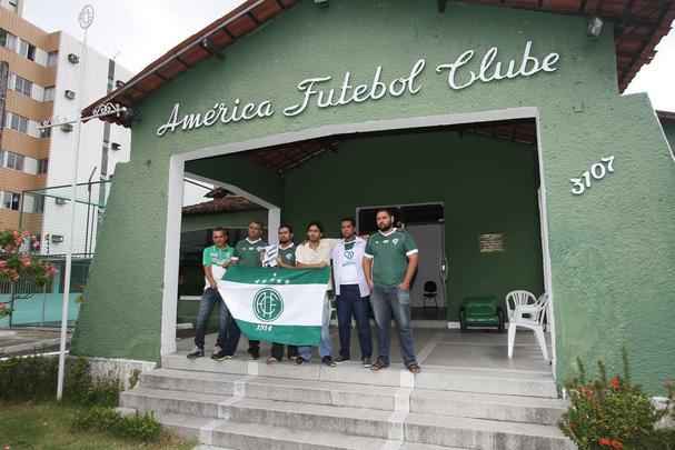 Torcedores, funcionrios e dirigentes tentaram impedir desapropriao da sede do Amrica Futebol Clube.