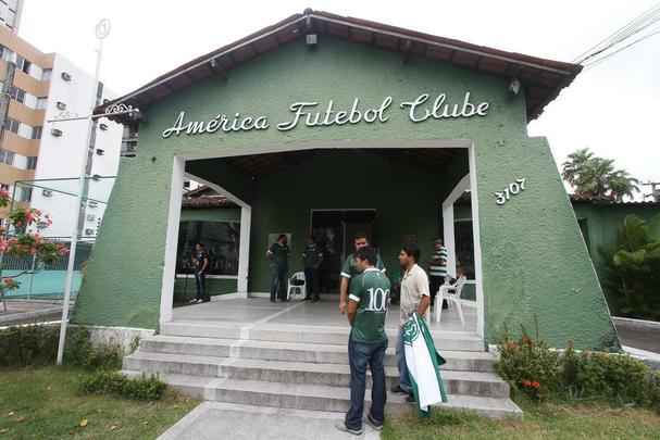 Torcedores e dirigentes compareceram  sede do Amrica logo cedo buscando reverter deciso da justia.