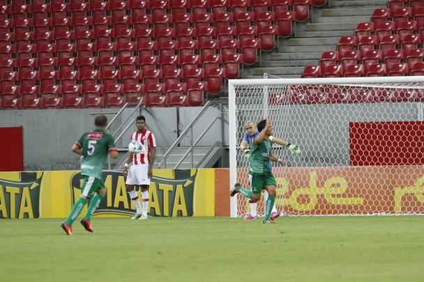 Em noite de pouca inspiração, Náutico e Salgueiro não saíram do empate na Arena Pernambuco na estreia da Copa do Nordeste.