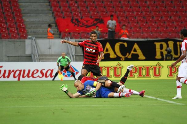 Em seguida, o meia leonino caiu sobre Jlio Csar e a bola sobrou para Samuel