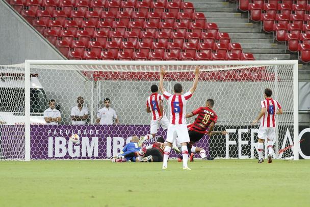 O atacante do Leo se viu livre para abrir o placar da Arena Pernambuco diante do rival alvirrubro
