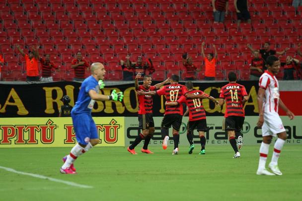 O Leo comemorou o gol e ficou  frente do placar na Arena logo aos 26 minutos da primeira etapa da partida