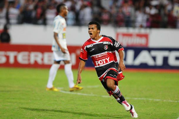 Com menos destaque, Jefferson Maranho passou boa parte do tempo que ficou no Santa Cruz no banco de reservas. Este ano, o atleta foi emprestado ao Jacuipense/BA.