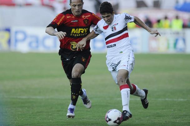 Sofrendo com leses musculares que atrapalhavam a sua sequncia desde quando apareceu entre os profissionais, Natan foi liberado pelo Santa Cruz para negociar com outras equipes. O jogador escolheu ir para o Cricima.