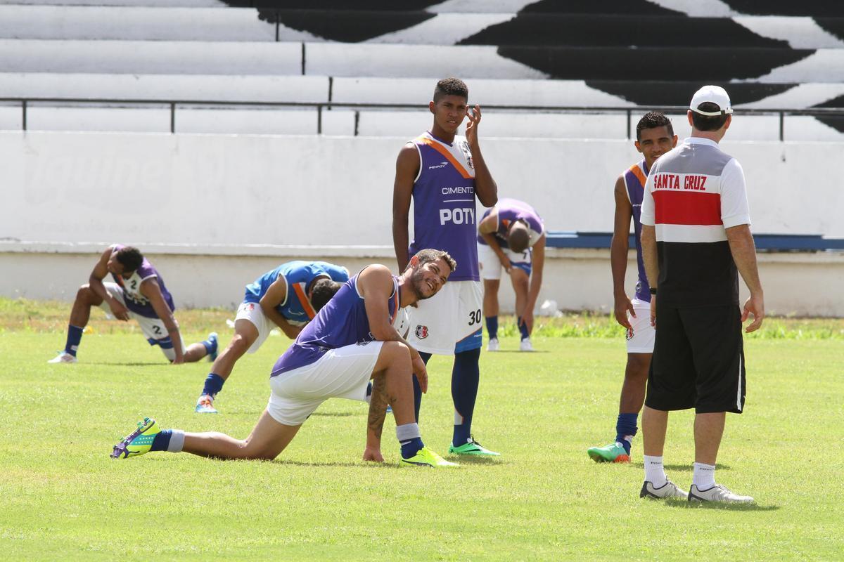 Ricardinho tenta ajustar time coral para partida contra o Central pelo Campeonato Pernambucano, na prxima quarta-feira