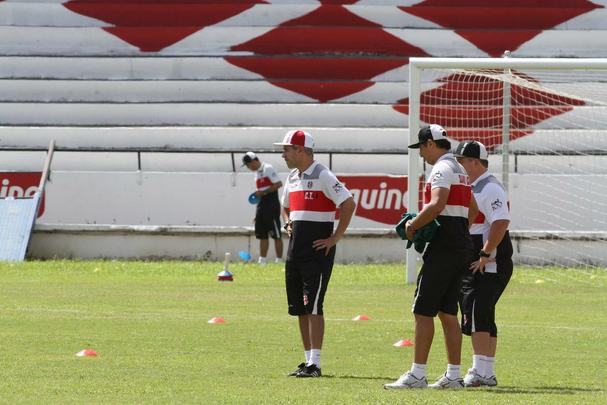 Ricardinho tenta ajustar time coral para partida contra o Central pelo Campeonato Pernambucano, na prxima quarta-feira
