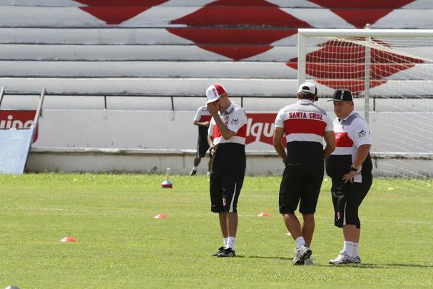 Ricardinho tenta ajustar time coral para partida contra o Central pelo Campeonato Pernambucano, na prxima quarta-feira