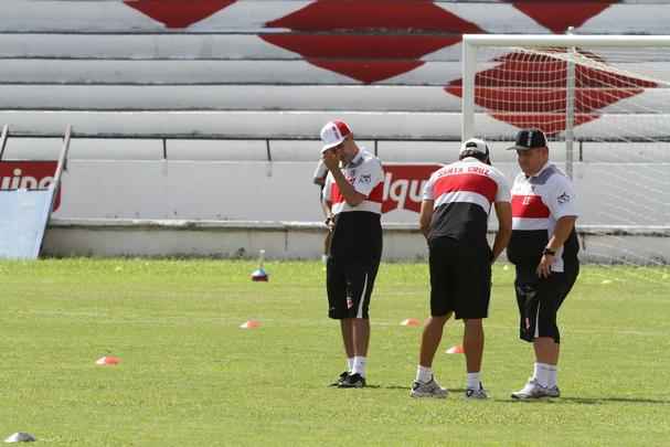 Ricardinho tenta ajustar time coral para partida contra o Central pelo Campeonato Pernambucano, na prxima quarta-feira