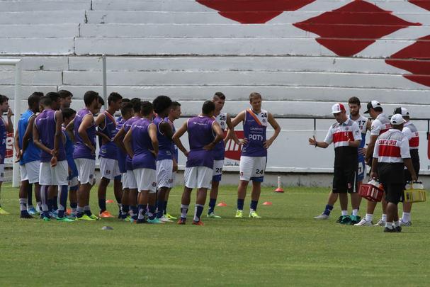 Ricardinho tenta ajustar time coral para partida contra o Central pelo Campeonato Pernambucano, na prxima quarta-feira