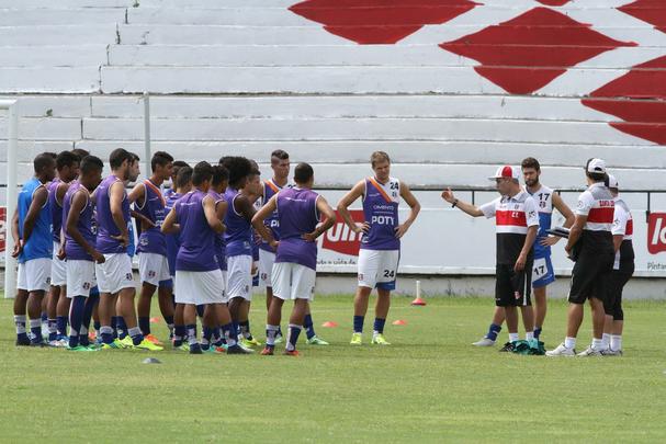 Ricardinho tenta ajustar time coral para partida contra o Central pelo Campeonato Pernambucano, na prxima quarta-feira