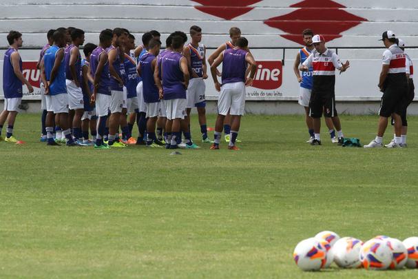 Ricardinho tenta ajustar time coral para partida contra o Central pelo Campeonato Pernambucano, na prxima quarta-feira