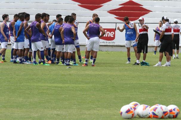 Ricardinho tenta ajustar time coral para partida contra o Central pelo Campeonato Pernambucano, na prxima quarta-feira