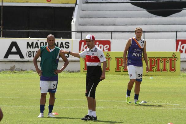 Ricardinho tenta ajustar time coral para partida contra o Central pelo Campeonato Pernambucano, na prxima quarta-feira