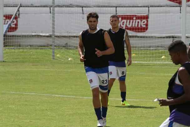 Ricardinho tenta ajustar time coral para partida contra o Central pelo Campeonato Pernambucano, na prxima quarta-feira