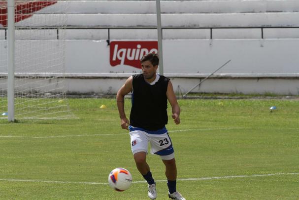 Ricardinho tenta ajustar time coral para partida contra o Central pelo Campeonato Pernambucano, na prxima quarta-feira