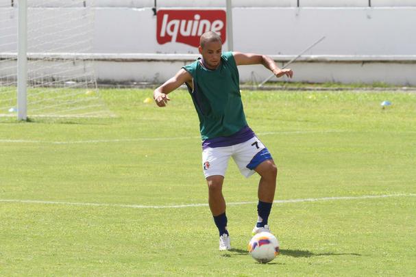 Ricardinho tenta ajustar time coral para partida contra o Central pelo Campeonato Pernambucano, na prxima quarta-feira