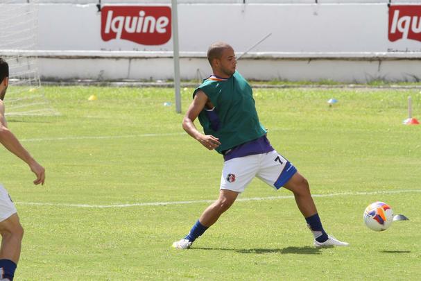 Ricardinho tenta ajustar time coral para partida contra o Central pelo Campeonato Pernambucano, na prxima quarta-feira