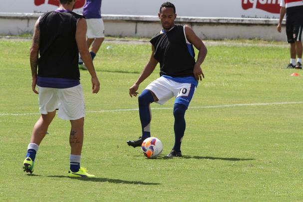 Ricardinho tenta ajustar time coral para partida contra o Central pelo Campeonato Pernambucano, na prxima quarta-feira