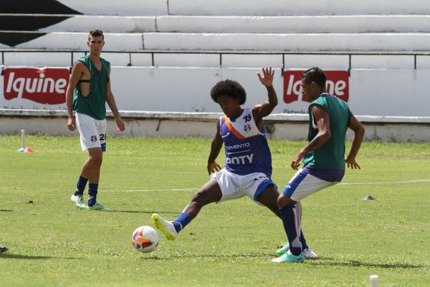 Ricardinho tenta ajustar time coral para partida contra o Central pelo Campeonato Pernambucano, na prxima quarta-feira