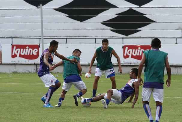 Ricardinho tenta ajustar time coral para partida contra o Central pelo Campeonato Pernambucano, na prxima quarta-feira