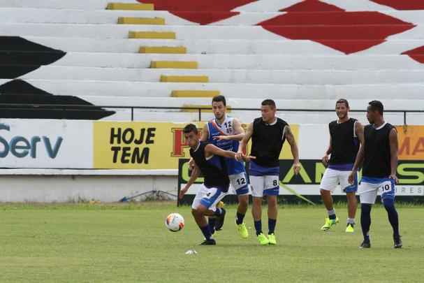Ricardinho tenta ajustar time coral para partida contra o Central pelo Campeonato Pernambucano, na prxima quarta-feira