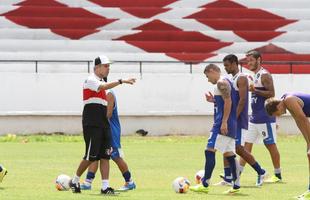 Ricardinho tenta ajustar time coral para partida contra o Central pelo Campeonato Pernambucano, na prxima quarta-feira