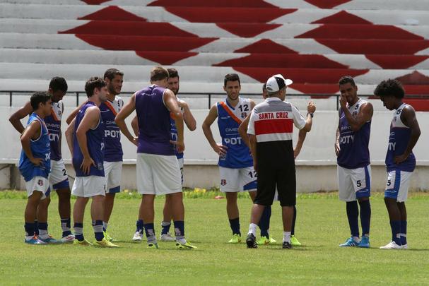 Ricardinho tenta ajustar time coral para partida contra o Central pelo Campeonato Pernambucano, na prxima quarta-feira