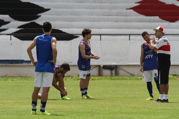 Ricardinho tenta ajustar time coral para partida contra o Central pelo Campeonato Pernambucano, na prxima quarta-feira