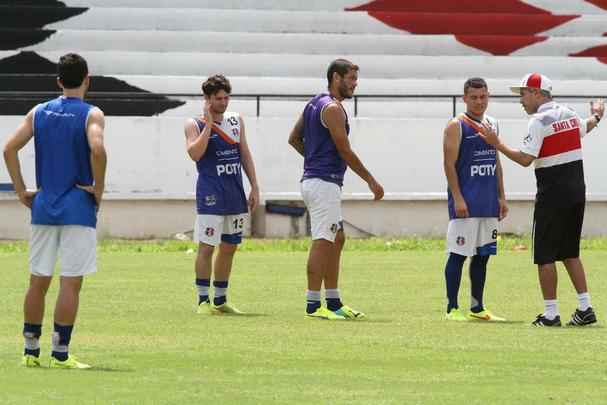 Ricardinho tenta ajustar time coral para partida contra o Central pelo Campeonato Pernambucano, na prxima quarta-feira