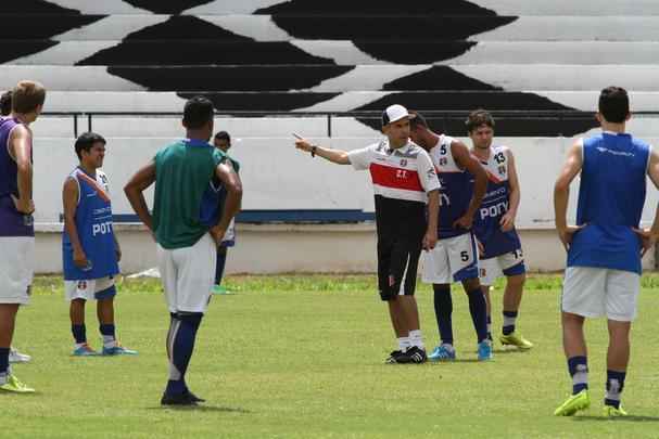 Ricardinho tenta ajustar time coral para partida contra o Central pelo Campeonato Pernambucano, na prxima quarta-feira