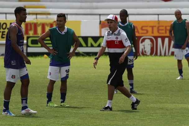 Ricardinho tenta ajustar time coral para partida contra o Central pelo Campeonato Pernambucano, na prxima quarta-feira