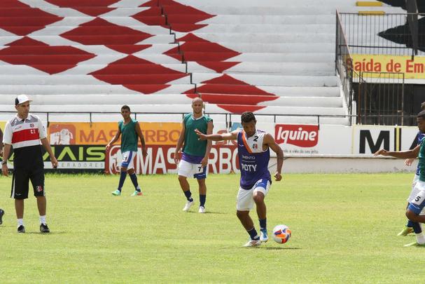 Ricardinho tenta ajustar time coral para partida contra o Central pelo Campeonato Pernambucano, na prxima quarta-feira