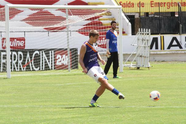 Ricardinho tenta ajustar time coral para partida contra o Central pelo Campeonato Pernambucano, na prxima quarta-feira