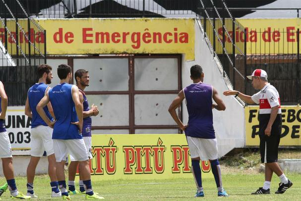 Ricardinho tenta ajustar time coral para partida contra o Central pelo Campeonato Pernambucano, na prxima quarta-feira