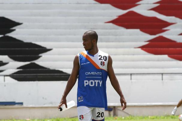 Ricardinho tenta ajustar time coral para partida contra o Central pelo Campeonato Pernambucano, na prxima quarta-feira