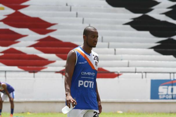 Ricardinho tenta ajustar time coral para partida contra o Central pelo Campeonato Pernambucano, na prxima quarta-feira