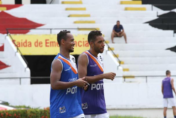 Ricardinho tenta ajustar time coral para partida contra o Central pelo Campeonato Pernambucano, na prxima quarta-feira