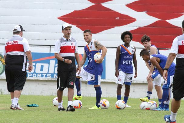 Ricardinho tenta ajustar time coral para partida contra o Central pelo Campeonato Pernambucano, na prxima quarta-feira