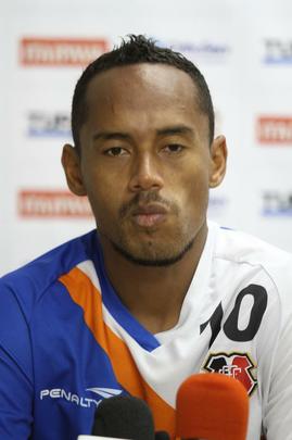 Ricardinho tenta ajustar time coral para partida contra o Central pelo Campeonato Pernambucano, na prxima quarta-feira