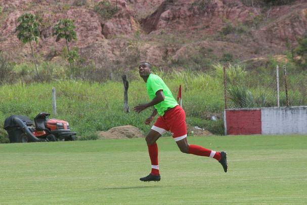 Um dia após o apertado empate com o Central, o elenco alvirrubro se reapresentou ao técnico Moacir Júnior. Enquanto os titulares do encontro com a Patativa participavam de um trabalho regenerativo, os demais disputaram um jogo treino com a equipe da Cabense. Apesar da correria do time adversário, os reservas do Timbu conseguiram fazer valer a maior qualidade técnica e venceram por 3 a 0, com dois gols de Jefferson Nem e um de Welton Felipe. Confira a escalação usada pelo Náutico no amistoso: Jefferson Gol; Bernardo, Welton Felipe, Elivelton e Piauí; Anderson Preto, Gustavo Henrique, Helder Ribeiro e Patrick Vieira; Jefferson Nem e João Paulo.