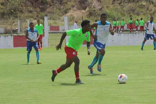 Um dia após o apertado empate com o Central, o elenco alvirrubro se reapresentou ao técnico Moacir Júnior. Enquanto os titulares do encontro com a Patativa participavam de um trabalho regenerativo, os demais disputaram um jogo treino com a equipe da Cabense. Apesar da correria do time adversário, os reservas do Timbu conseguiram fazer valer a maior qualidade técnica e venceram por 3 a 0, com dois gols de Jefferson Nem e um de Welton Felipe. Confira a escalação usada pelo Náutico no amistoso: Jefferson Gol; Bernardo, Welton Felipe, Elivelton e Piauí; Anderson Preto, Gustavo Henrique, Helder Ribeiro e Patrick Vieira; Jefferson Nem e João Paulo.