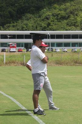 Um dia aps o apertado empate com o Central, o elenco alvirrubro se reapresentou ao tcnico Moacir Jnior. Enquanto os titulares do encontro com a Patativa participavam de um trabalho regenerativo, os demais disputaram um jogo treino com a equipe da Cabense. Apesar da correria do time adversrio, os reservas do Timbu conseguiram fazer valer a maior qualidade tcnica e venceram por 3 a 0, com dois gols de Jefferson Nem e um de Welton Felipe. Confira a escalao usada pelo Nutico no amistoso: Jefferson Gol; Bernardo, Welton Felipe, Elivelton e Piau; Anderson Preto, Gustavo Henrique, Helder Ribeiro e Patrick Vieira; Jefferson Nem e Joo Paulo.